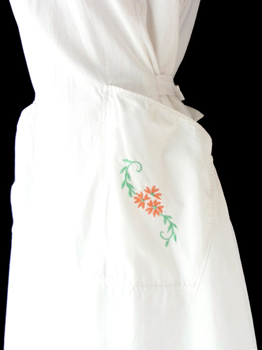 【送料無料】フランス買い付け 60年代製 ホワイト X オレンジ・グリーン 花柄刺繍 ポケット付き ワンピース 22FC211【ヨーロッパ古着】